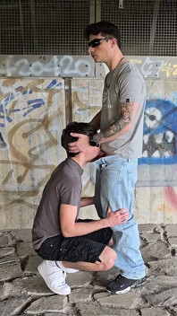 Sexe gay risqué en plein air sans capote presque exposé en facefucking et baise une chatte sous un pont d’autoroute