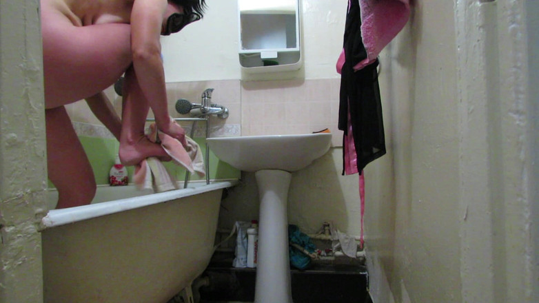 SexyAnka: Belle dame dans la salle de bain. avec conversations en...