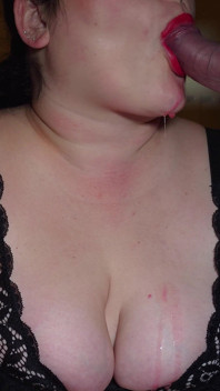 Stiefmoeder om haar enorme mond te neuken en bedekt dan met een enorme ejaculatie van sperma over haar tieten
