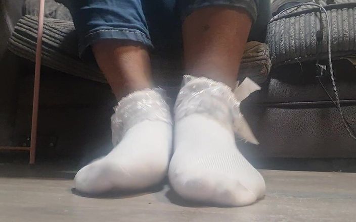 Simp to my ebony feet: 我漂亮的白色袜子