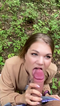 Hij neukte me in het bos!