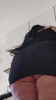 Seksi ve ateşli üvey anne, sadece hayranlar ağır çekimde, alt kattaki lavaboda