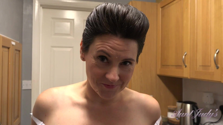 Aunt Judy's: Auntjudys - Scarlet, ta jolie MILF mariée vous suce une bite...