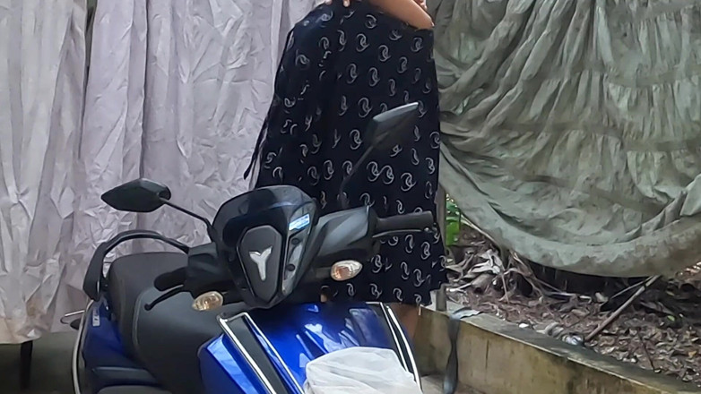 Anne Ipe: Mallu house esposa nua sessão de fotos na scooter. Sexy...