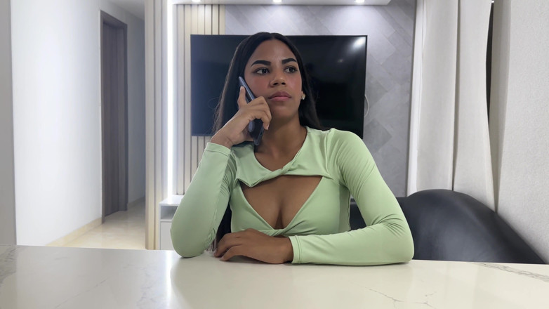 Erickandzoe: Enquanto minha amiga sexy com tesão fala de plantão com...