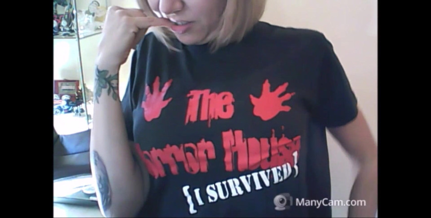 savannahamatoriale: Exhibitionist and Horny, Show Her Holes Very Close and Pleases...