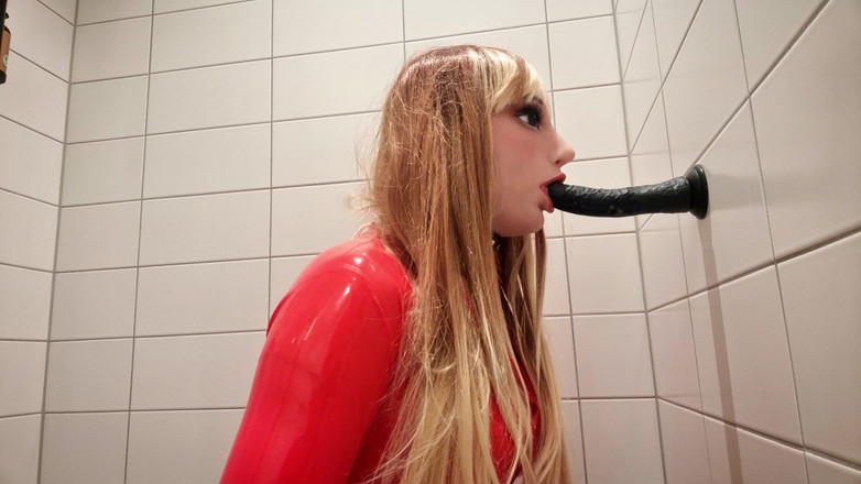 Hooded June: Amalan deepthroat