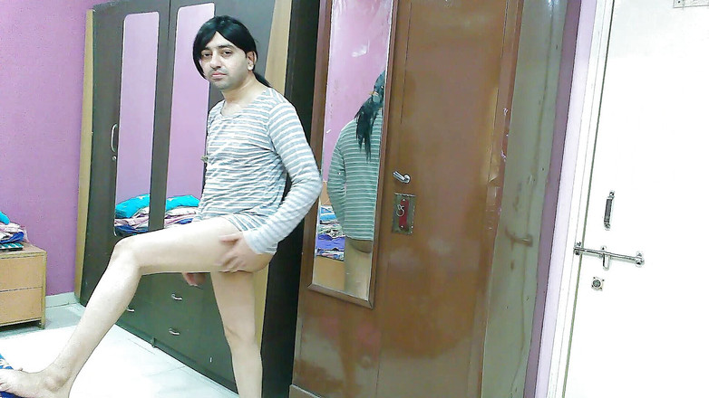 Cute & Nude Crossdresser: Słodka maminsynek crossdresser femboy Sweet Lollipop tylko w koszulce przyrodniej...