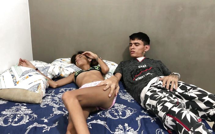 TUflacasex: Seduto a mi joven hermanastra en su habitación y follamos...