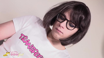 Trans and Cross-Dressers Feet: Brunette Irene Aoki tranny jerking and showing beautiful feet