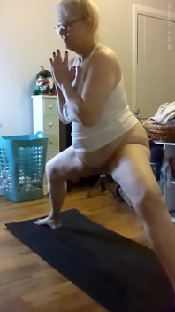 Yoga de manhã com milf quente!