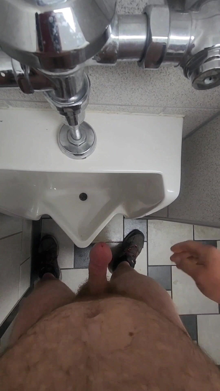 Djk31314: Muy desnudo en un baño