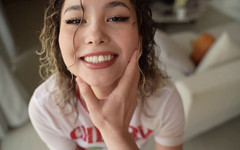 karina_lin: Ultra-babe suger min kuk som en chupachups