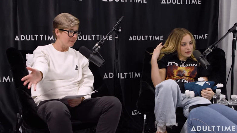 Adult Time Podcast: Gizelle Blanco &amp; Anna Claire Clouds Feromony, Nůžky a Bush | čas pro...