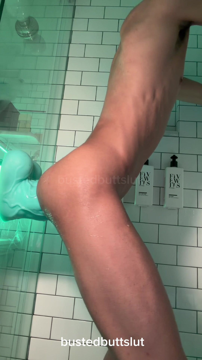 Busted Butt Slut: Twink slabă versus vibratoare uriașe