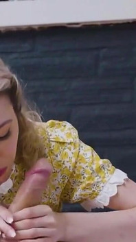 Üvey kızlar üvey babalarına mutlu sonla şehvetli erotik masaj yapıyor