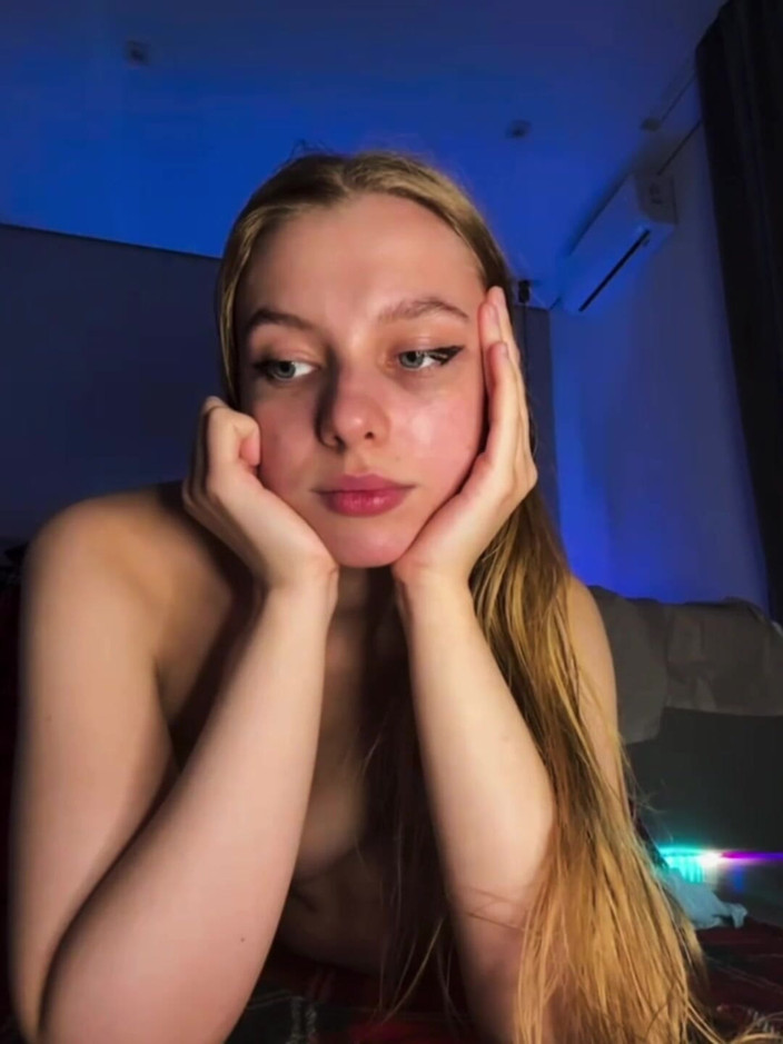 JuiceLussie: Hot Teen Play with Pussy and Squirting