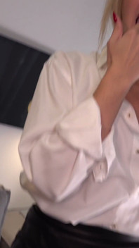 Blond tyłek MILF wypełniony spermą o 9:00