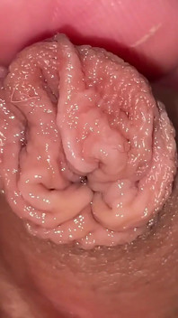 Zakar kecil yang belum dipotong berair keluar dari seluar bermain dengan Foreskin