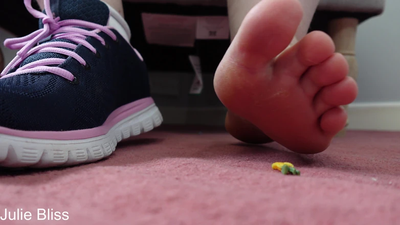 Julie Bliss: Sweaty BBW Giantess Marking Tinies