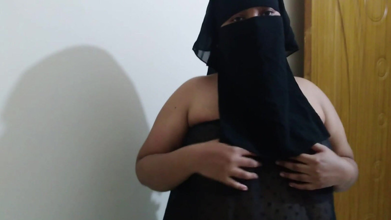 Aria Mia: Sexy máma mého přítele mě svádí sexy oblečením