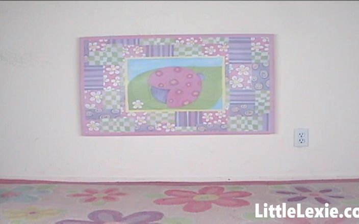 Little Lexie: Chattando in webcam e masturbandosi con Lil Lexy