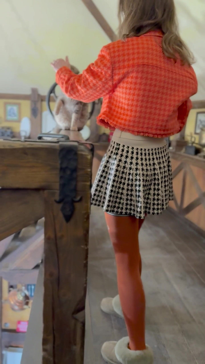 Sonya Pretty: 고양이는 팬티를 입지 않지만 카페에서 팬티를 벗습니다 (1 부).