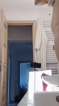 Bini seksi mencukur rambut pepeknya.