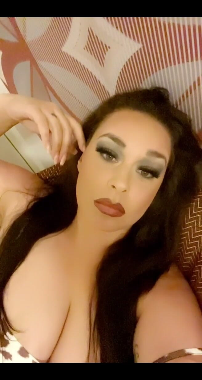 Anastasia Lux: 열린 상태로 유지