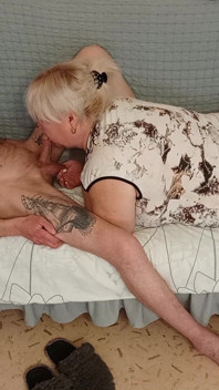 Mama vitregă îmi suge pula și înghite spermă