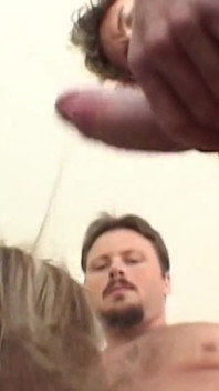 Dziewczyna nie może po prostu masturbować się, kiedy może doprowadzić trzech facetów do loda