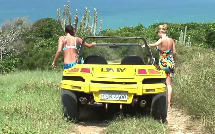 8TeenHub: Twee lesbiennes vingeren elkaar op het strand