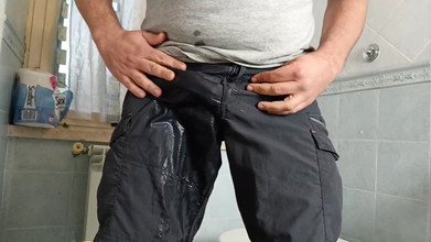 Kinky Guy: Inzuppando i pantaloni, non posso più tenere la pipì.