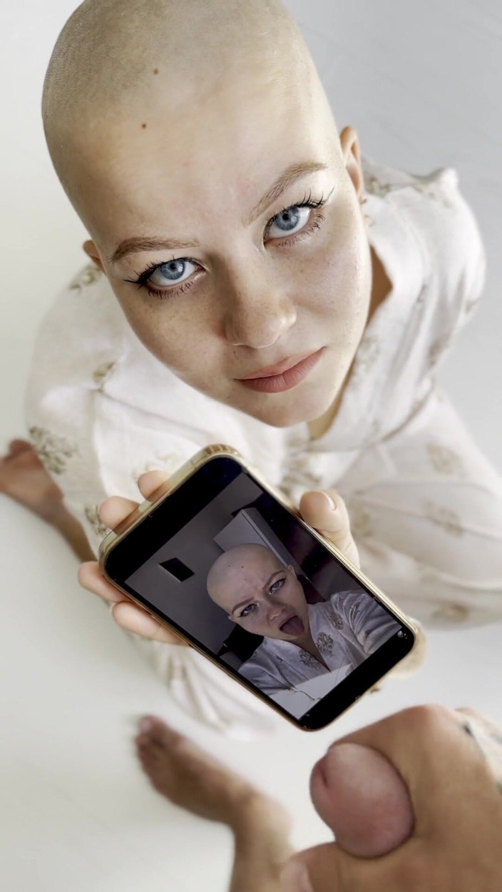 Vilu_and_Mi: Sperma toegedeeld kaal meisje ruimt haar telefoon daarna op