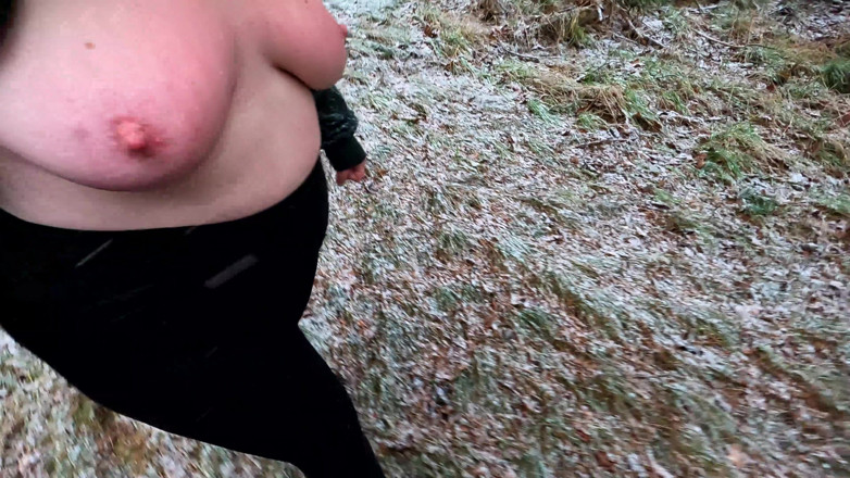 Bouncy Tits Action: Fackování její kozy při turistice přes sníh