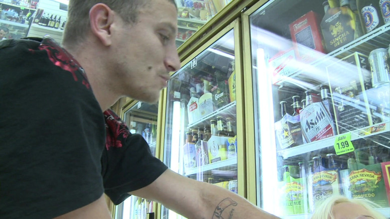 Fuck me in Public: Un cuplu nebun a făcut doar sex dur în supermarket