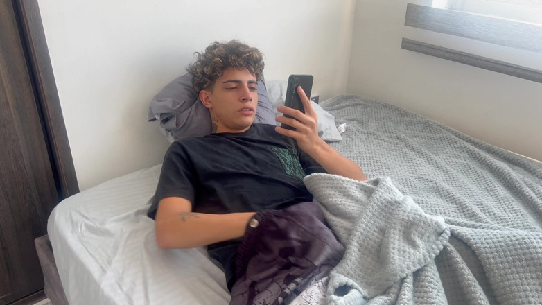 BritannySexxx: 我的继妹未经宣布进入我的房间。我们最后做爱了