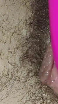 Våt hårig fitta onanerar med vibrator närbild amatör ryska modellen MILF Ginnagg