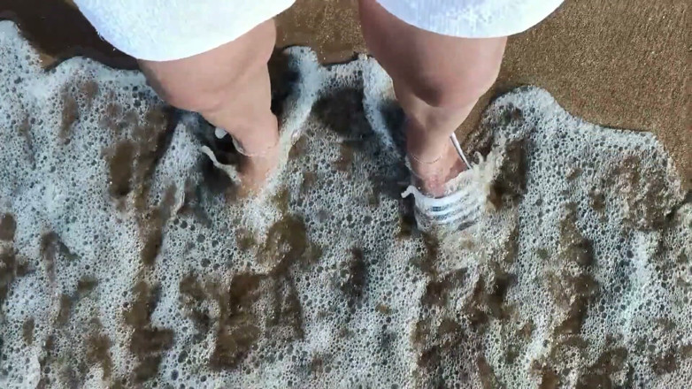 Idmir Sugary: Piedi e mare Extra Slowmotion - Un piede a piedi nudi...