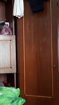 Sementara pembantu rumah tanggaku mencuci chandelier aku melihatnya dan masturbasi - ilusi lesbian