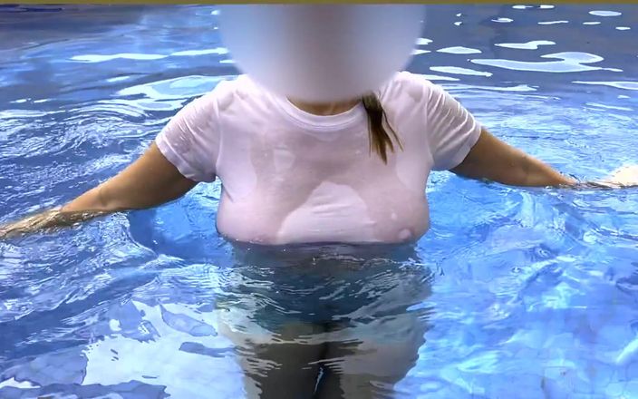 Wifey Does: Evli kadın bu özel otel havuzunda büyük göğüslerini ıslatıyor