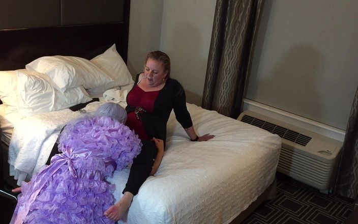 Sissy Bailey Wilde: Une tapette sexy dans un gode ceinture de chasteté se...