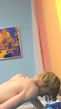 Dvojčata tvrdě dovážou v posteli