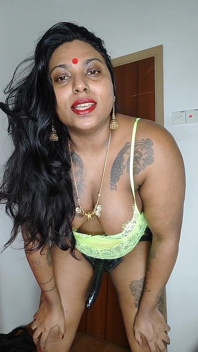 La moglie ilaria sodomizza il suo patetico marito beta
