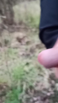 Někdo mě může vidět! Mrdka a čůrání venku
