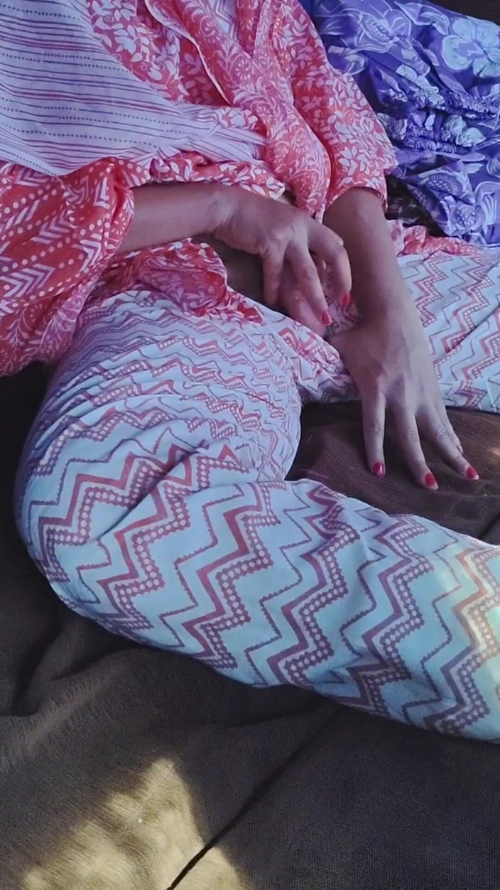 Khushboobhabi: 그녀의 가방에서 플라스틱 페니스 꺼내는 소녀