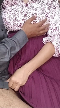 Vacker stor styvsyster förför och knullar sin styvsyster styvbror, desi sex med riktigt hindi ljud