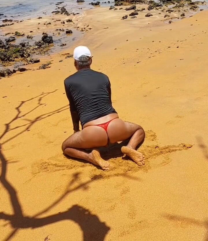 Ladysilvas: Ladysilva mostrando su culo caliente en bragas en la playa
