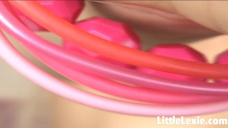 Little Lexie: Blondes 18-jähriges mädchen little lexie liebt es, nackt zu sein