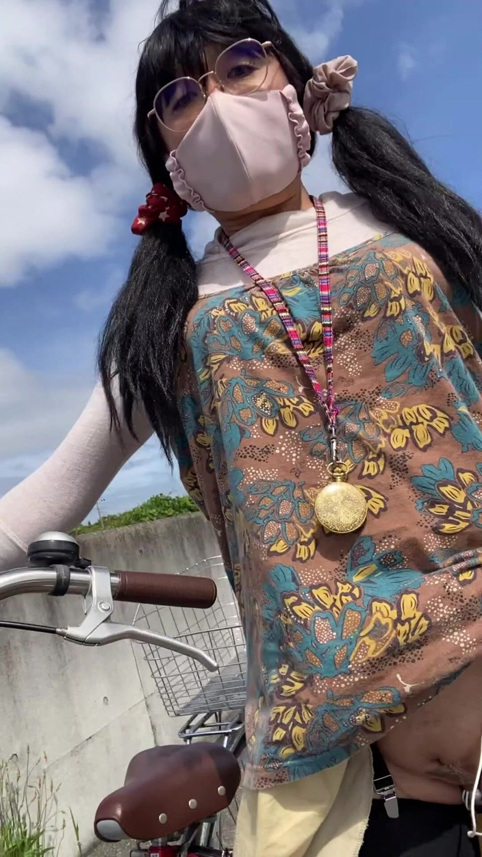 megu2002: No250 土手でタックおまんこ晒し